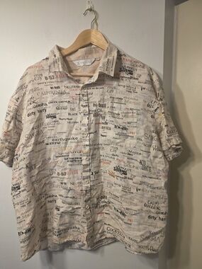 Casual Short-Sleeve Button-Down Shirt in Cream with Typographic Print
